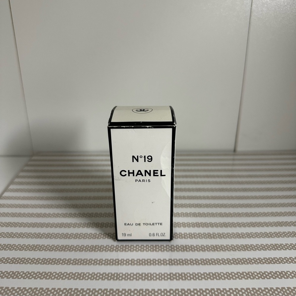 Chanel N19 Perfume - Picture 2 of 4